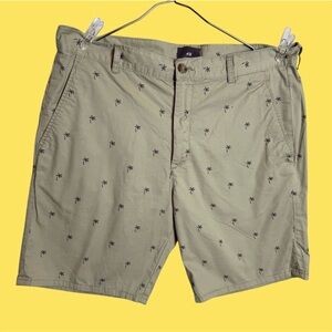 H&M men beige Flat Front Shorts with Palm Print/size 32